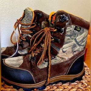 Rocky waterproof camouflage hunting boots. Like new condition. Size 5M.